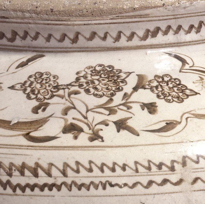 A Massive Cizhou Ware Painted Wine Jar磁州窯白地褐彩大瓷酒甕